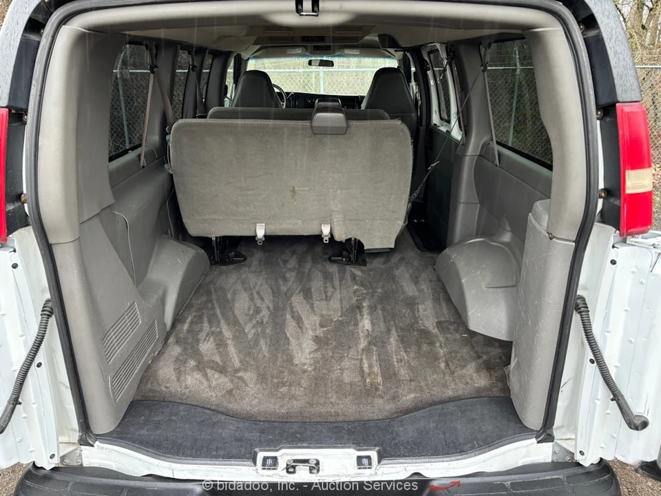 2009 Chevrolet Express - Image 10 of 12