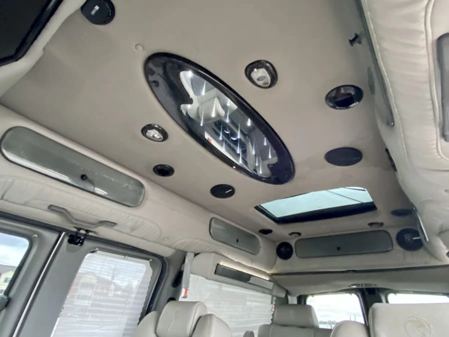 2009 Chevrolet Express - Image 10 of 20