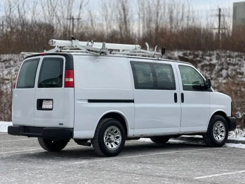 2009 Chevrolet Express - Image 8 of 12
