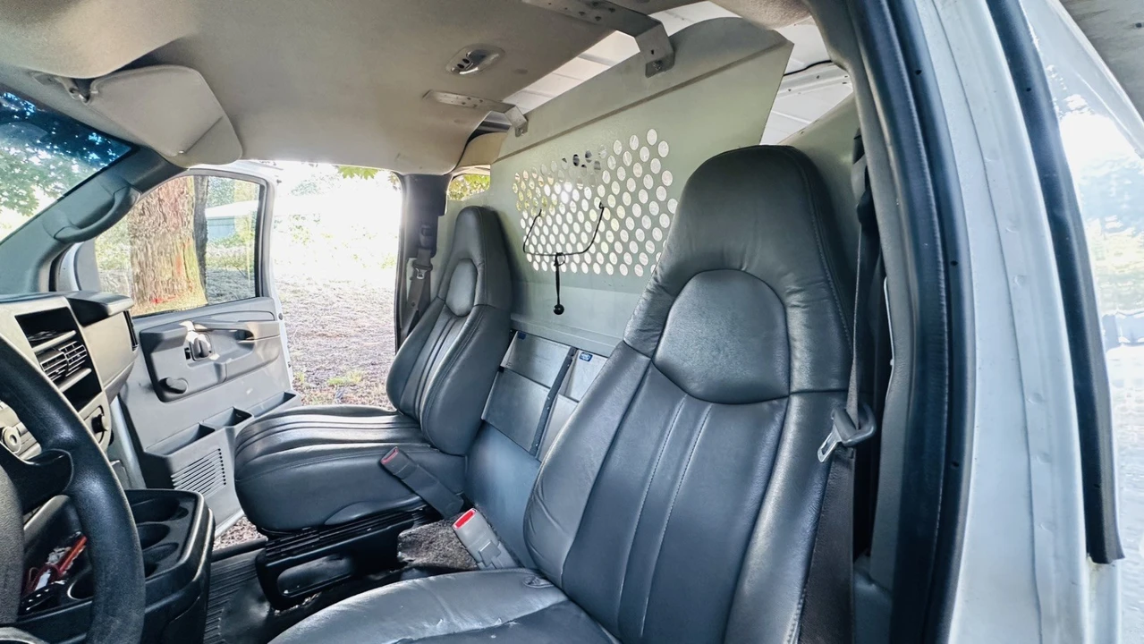 2009 Chevrolet Express - Image 8 of 20