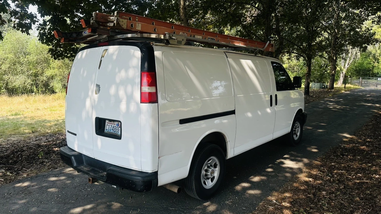 2009 Chevrolet Express - Image 2 of 20