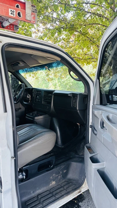 2009 Chevrolet Express - Image 15 of 20