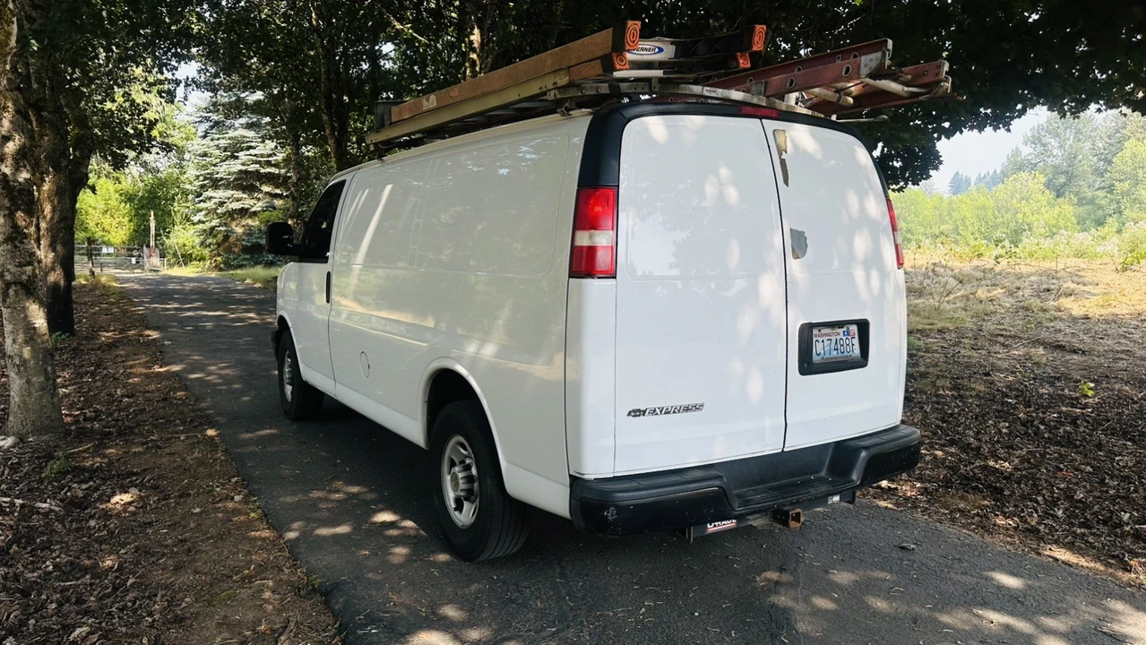 2009 Chevrolet Express - Image 13 of 20
