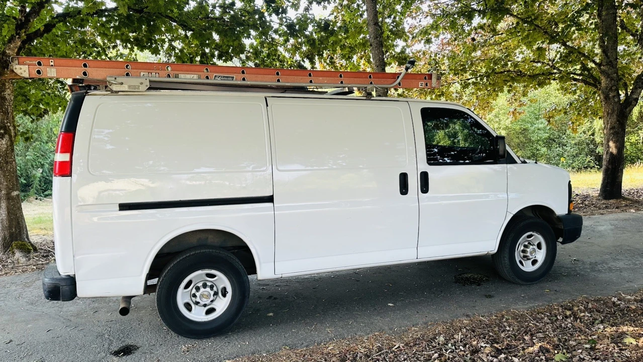 2009 Chevrolet Express - Image 18 of 20