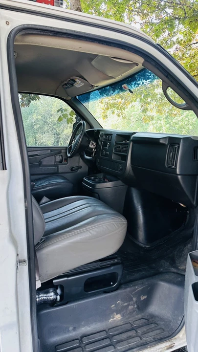 2009 Chevrolet Express - Image 9 of 20