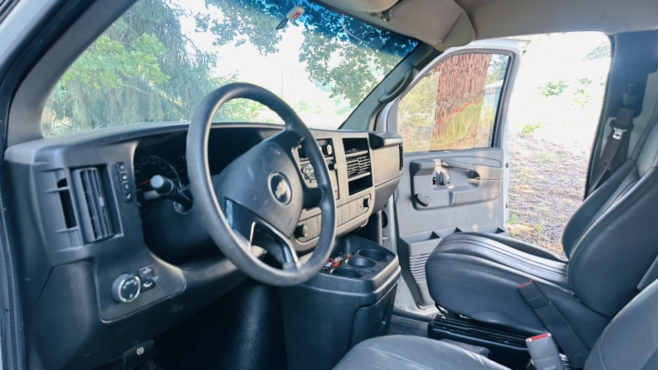 2009 Chevrolet Express - Image 14 of 20