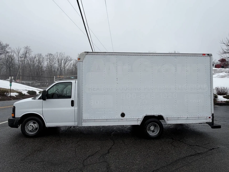 2009 Chevrolet Express - Image 11 of 17