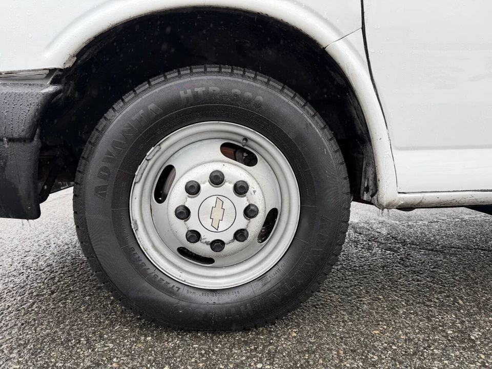 2009 Chevrolet Express - Image 13 of 17