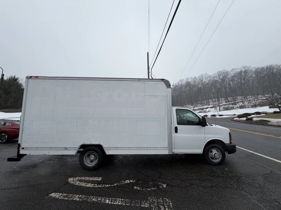 2009 Chevrolet Express - Image 5 of 17