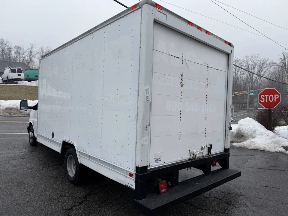 2009 Chevrolet Express - Image 10 of 17