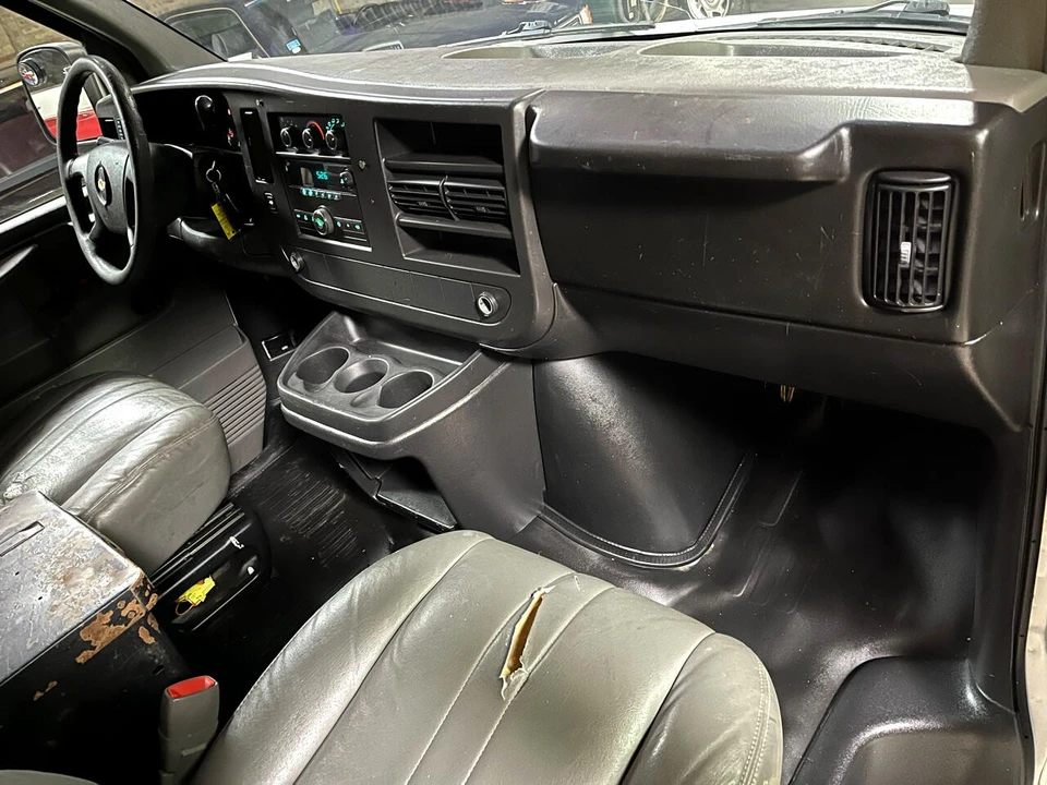 2009 Chevrolet Express - Image 10 of 21