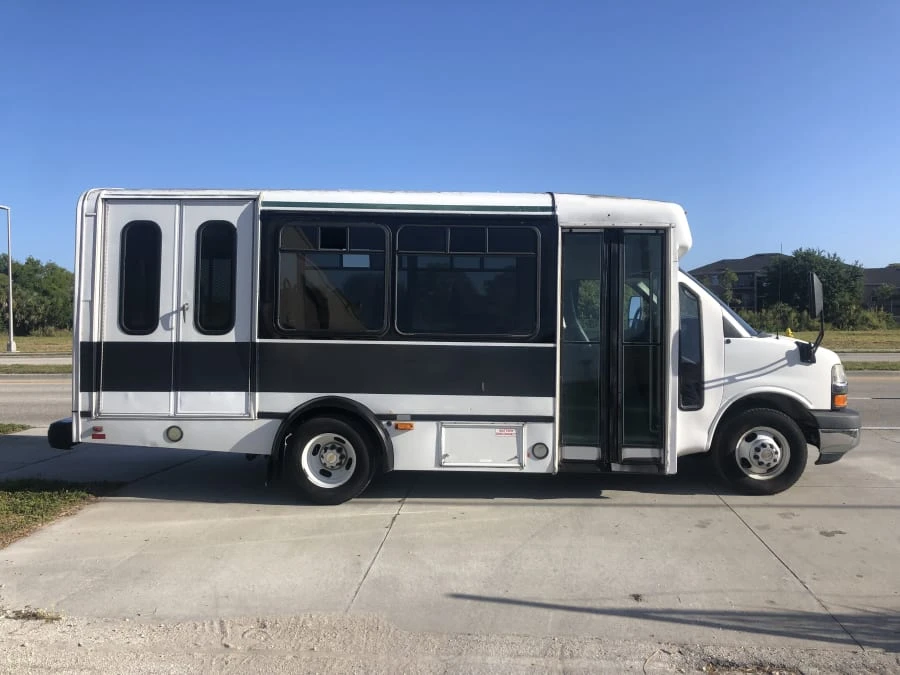 2009 Chevrolet Express - Image 2 of 6