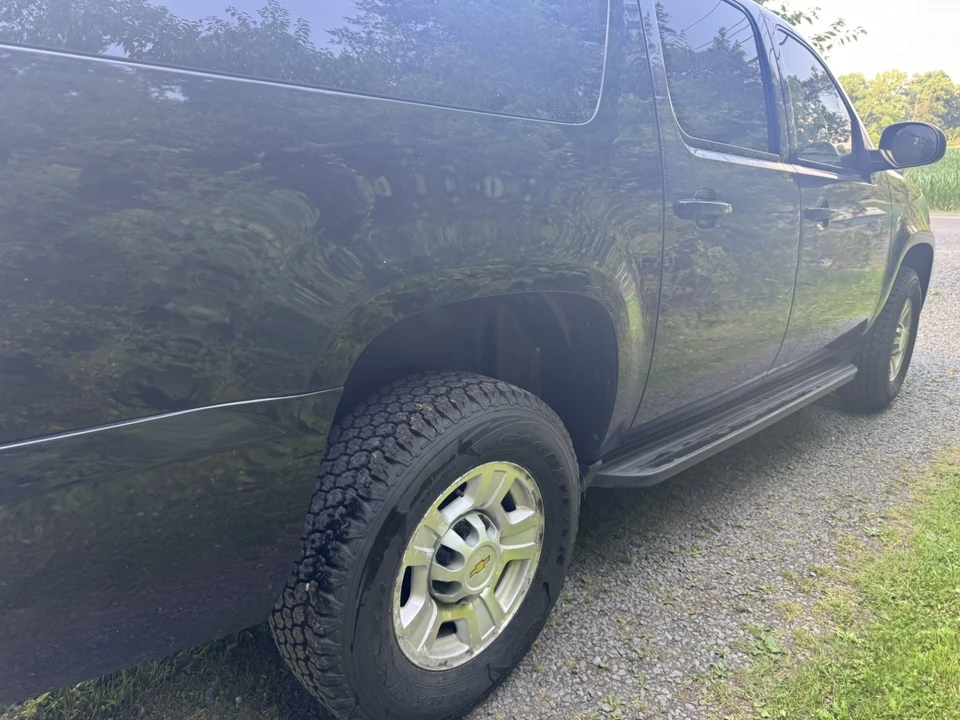 2009 Chevrolet Suburban 10th Gen - Image 2 of 25