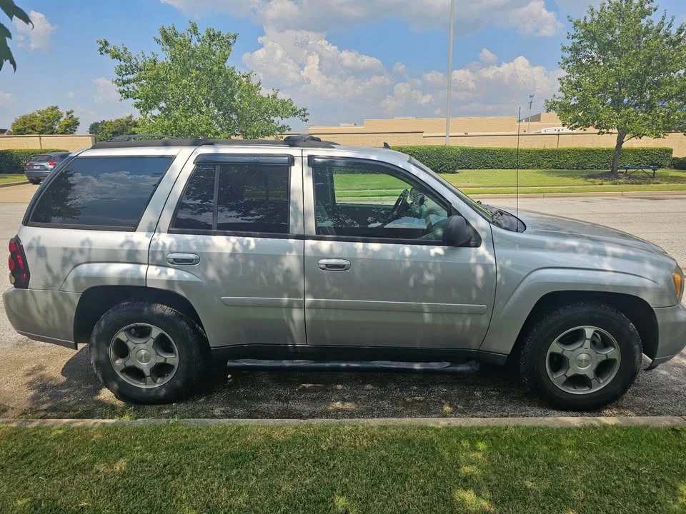 2009 Chevrolet Trailblazer - Image 2 of 3