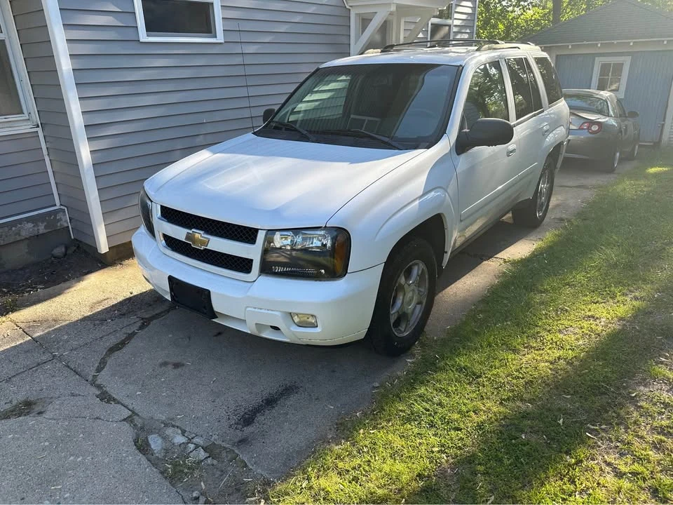 2009 Chevrolet Trailblazer - Image 2 of 10