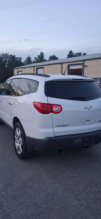 2009 Chevrolet Traverse - Image 2 of 4