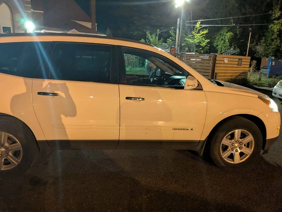 2009 Chevrolet Traverse - Image 2 of 11