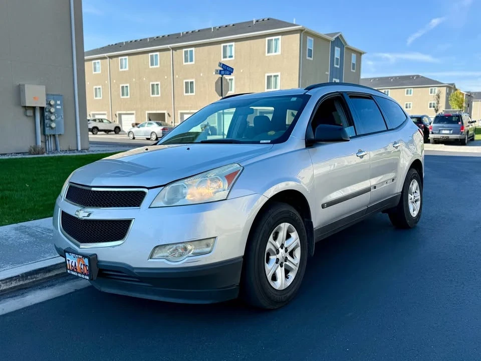 2009 Chevrolet Traverse - Image 2 of 13