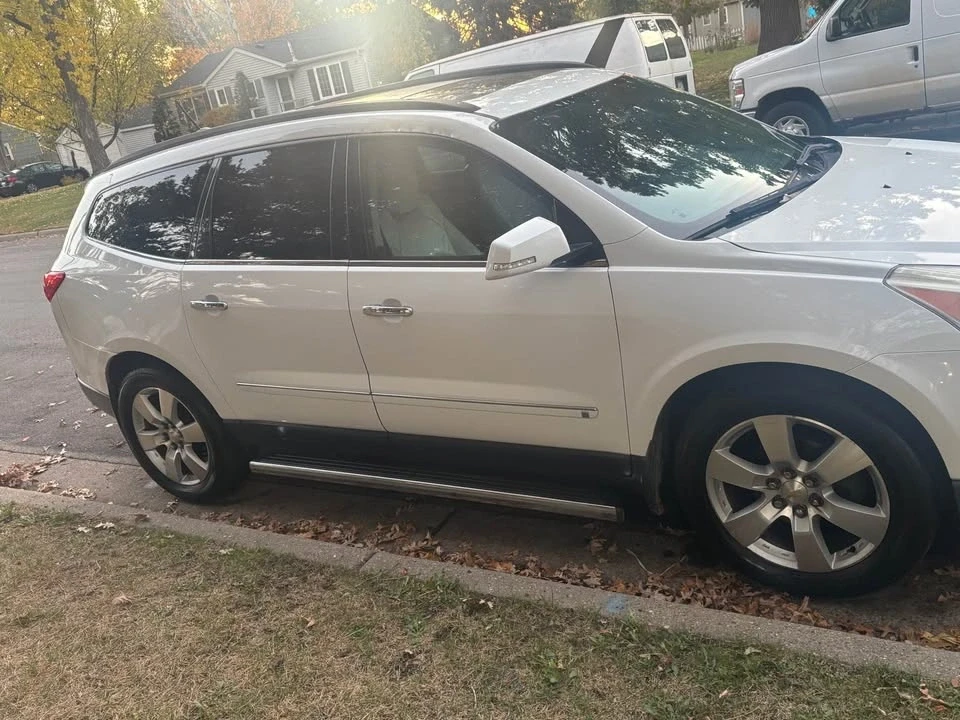 2009 Chevrolet Traverse - Image 2 of 6