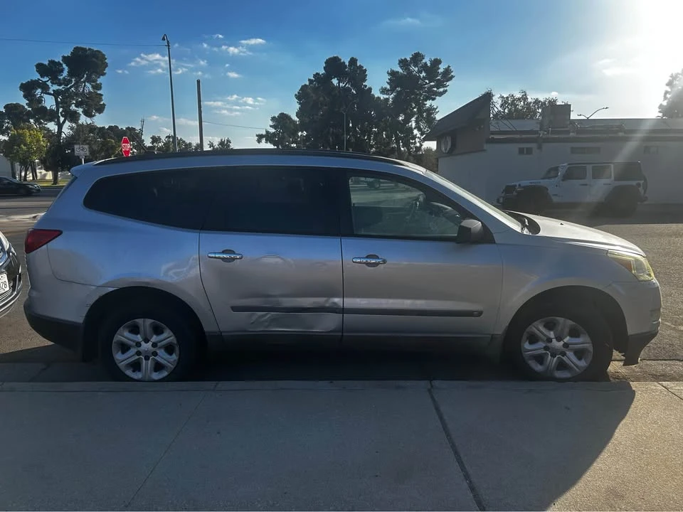 2009 Chevrolet Traverse - Image 3 of 6