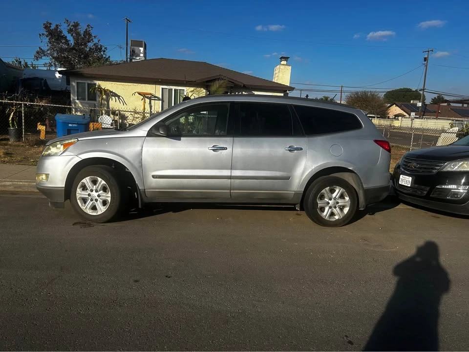 2009 Chevrolet Traverse - Image 2 of 6