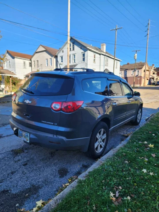 2009 Chevrolet Traverse - Image 2 of 5