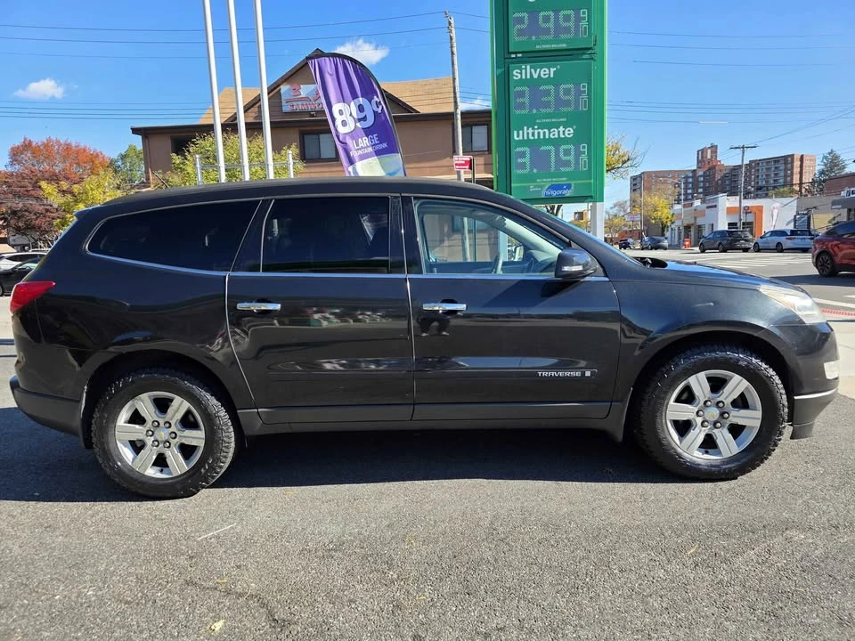 2009 Chevrolet Traverse - Image 2 of 11