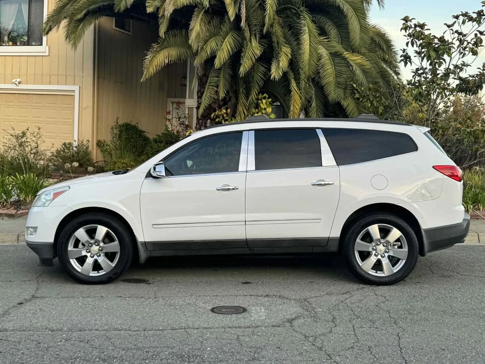 2009 Chevrolet Traverse - Image 2 of 11
