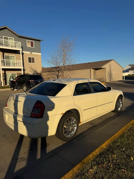 2009 Chrysler 300 (2005-2023) - Image 4 of 12