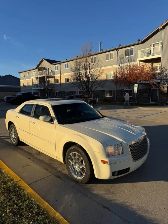 2009 Chrysler 300 (2005-2023) - Image 3 of 12