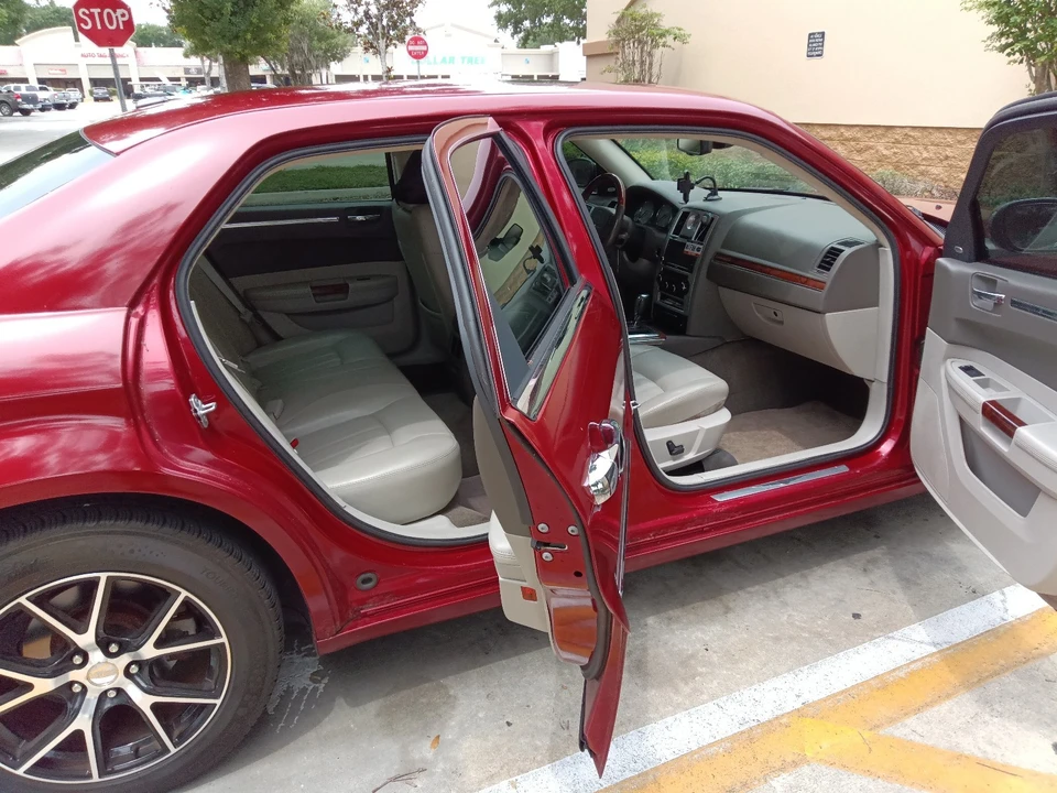 2009 Chrysler 300 (2005-2023) - Image 14 of 30