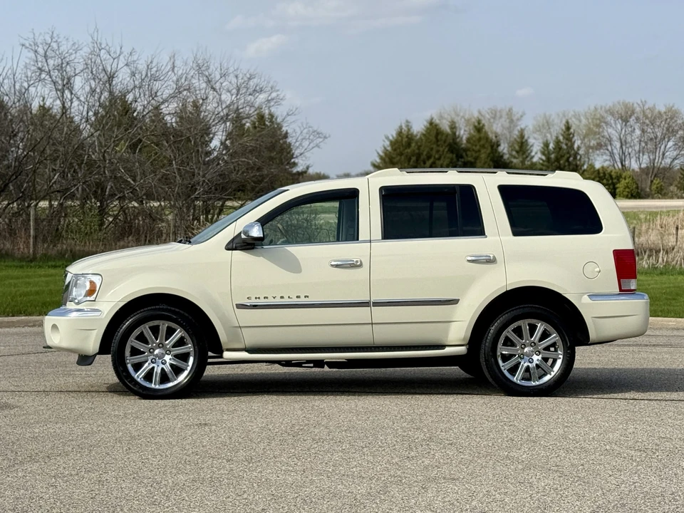 2009 Chrysler Aspen - Image 10 of 31