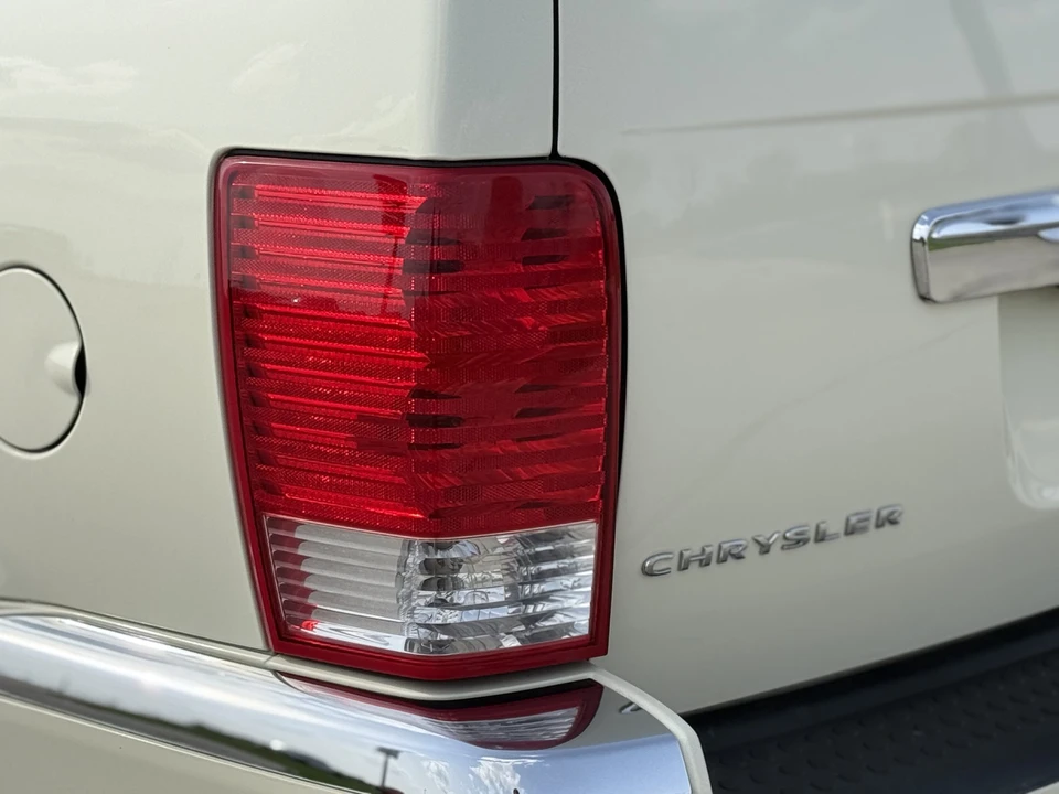 2009 Chrysler Aspen - Image 28 of 31