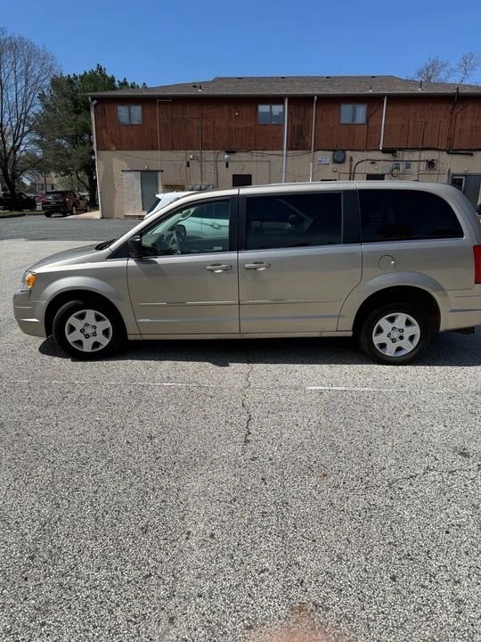 2009 Chrysler Town & Country - Image 2 of 11