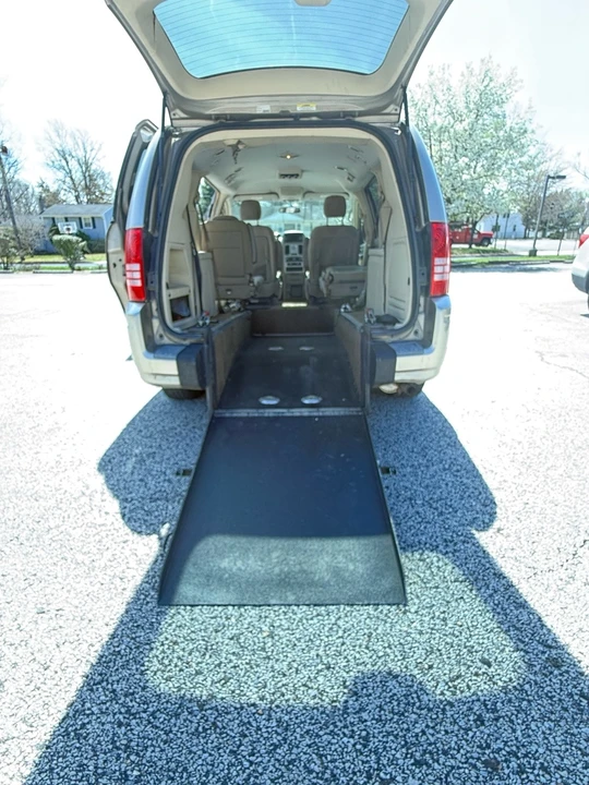 2009 Chrysler Town & Country - Image 4 of 11