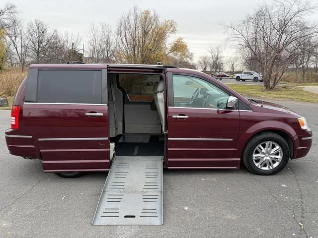 2009 Chrysler Town & Country - Image 4 of 12