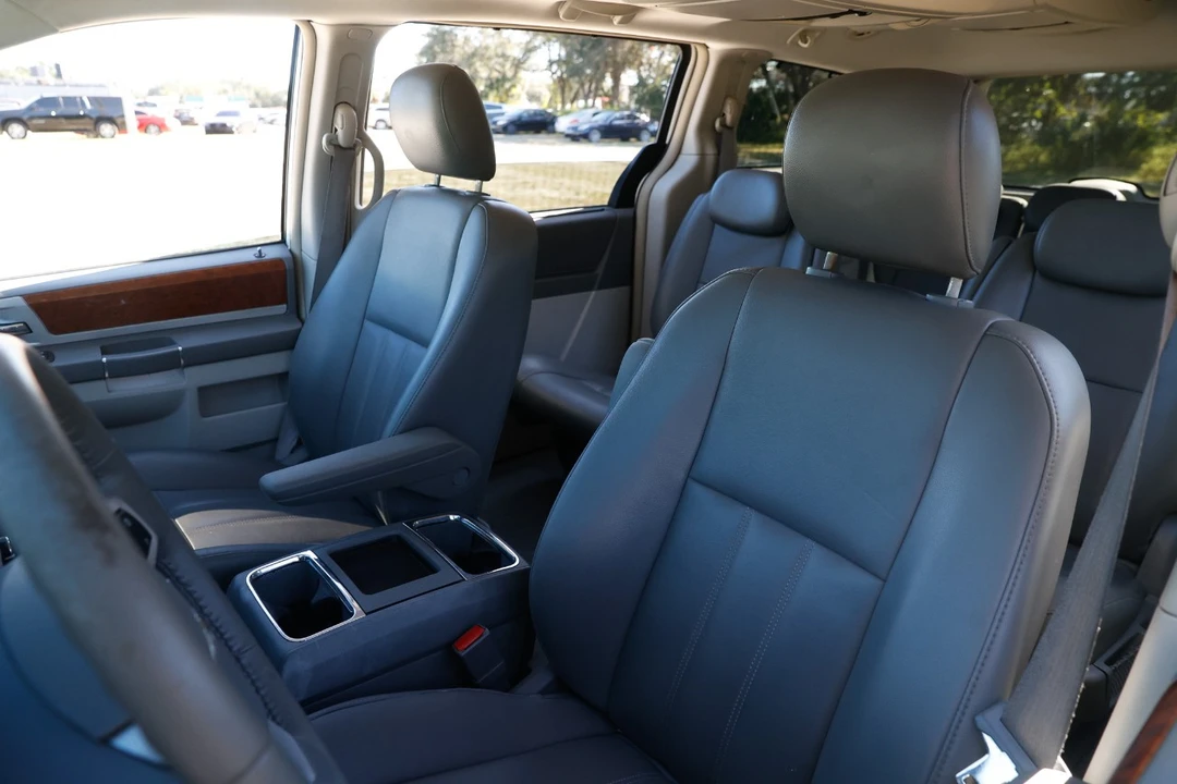 2009 Chrysler Town & Country - Image 6 of 12