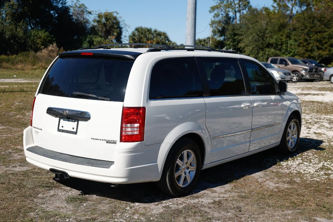 2009 Chrysler Town & Country - Image 11 of 12