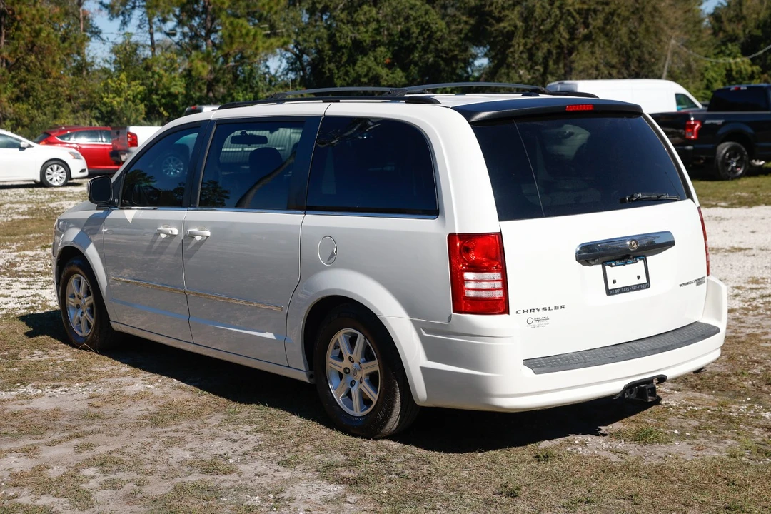 2009 Chrysler Town & Country - Image 5 of 12