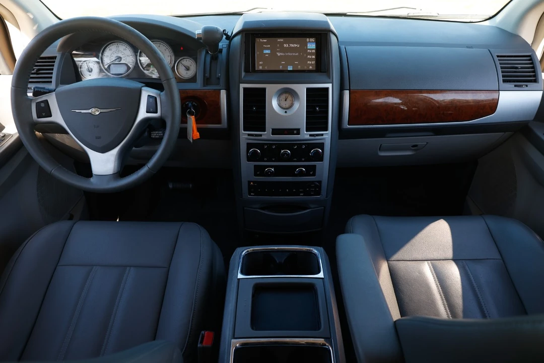 2009 Chrysler Town & Country - Image 2 of 12