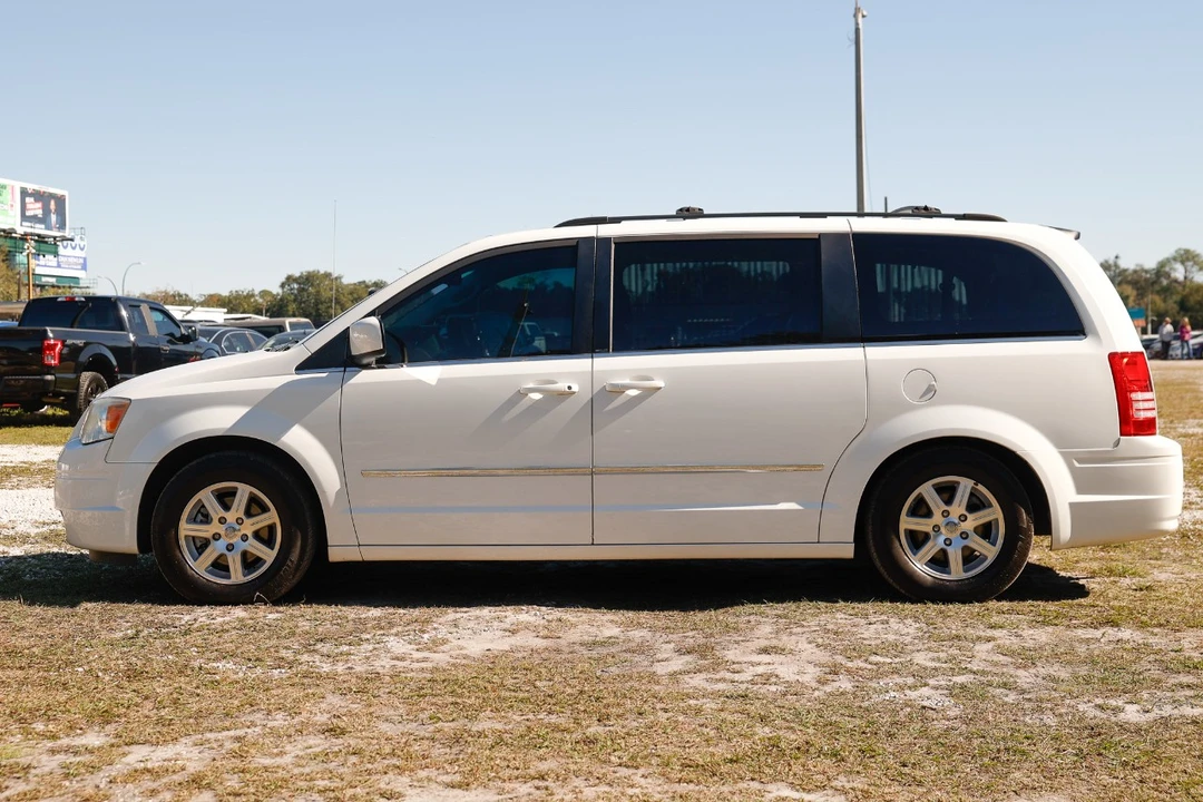 2009 Chrysler Town & Country - Image 3 of 12