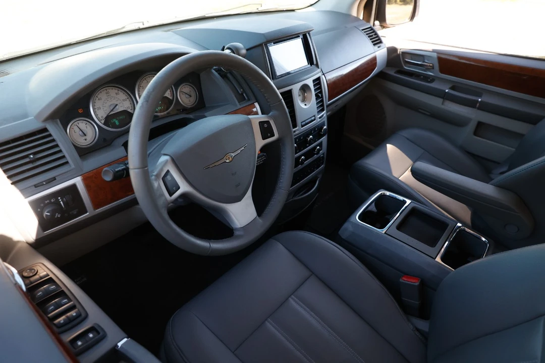 2009 Chrysler Town & Country - Image 4 of 12