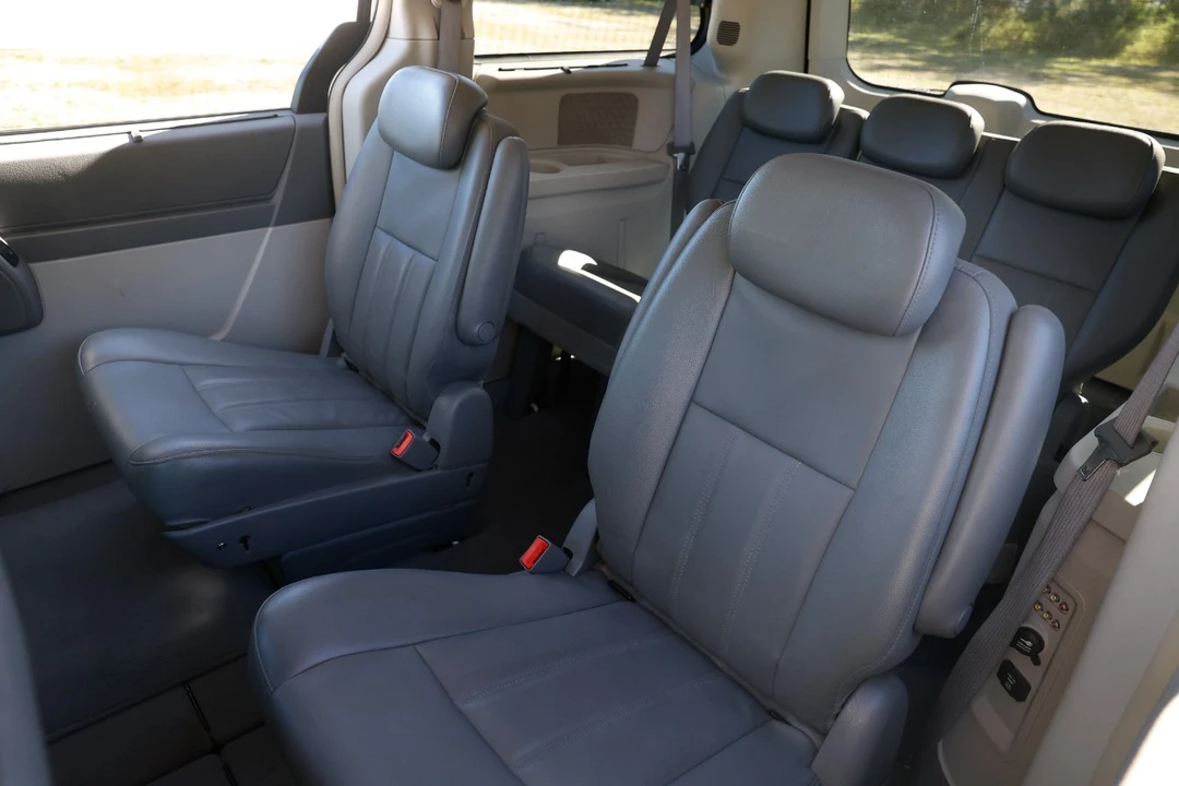 2009 Chrysler Town & Country - Image 8 of 12