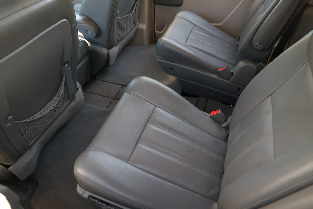 2009 Chrysler Town & Country - Image 10 of 12