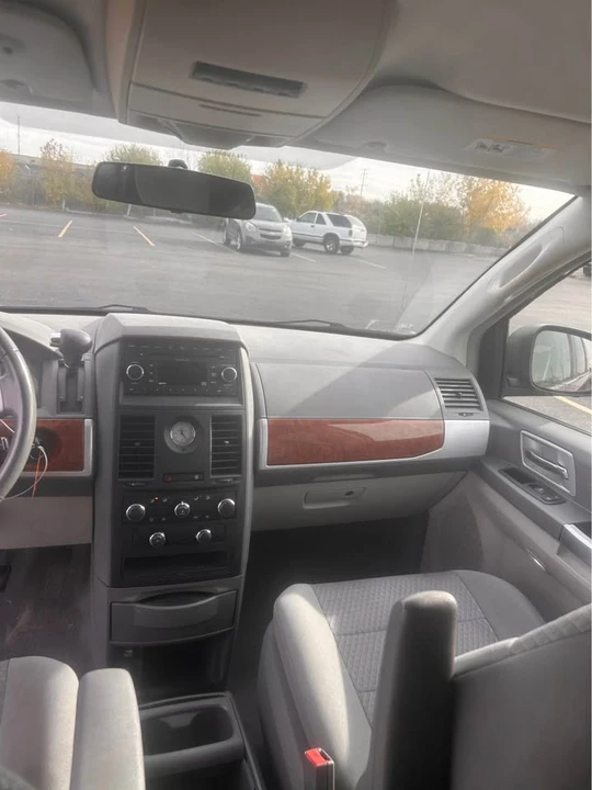 2009 Chrysler Town & Country - Image 9 of 11