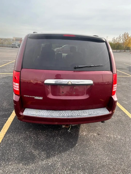 2009 Chrysler Town & Country - Image 4 of 11