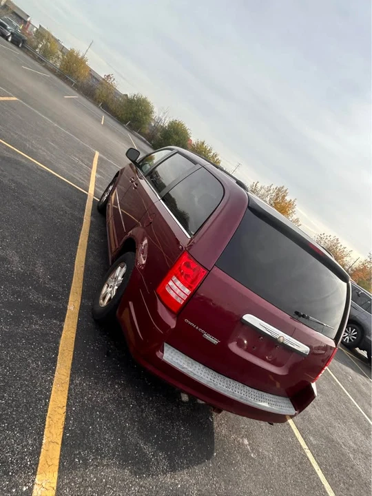2009 Chrysler Town & Country - Image 5 of 11