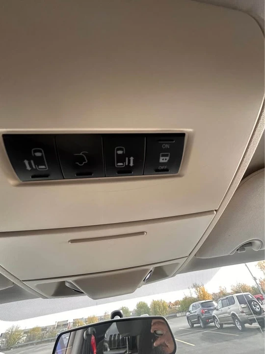 2009 Chrysler Town & Country - Image 7 of 11