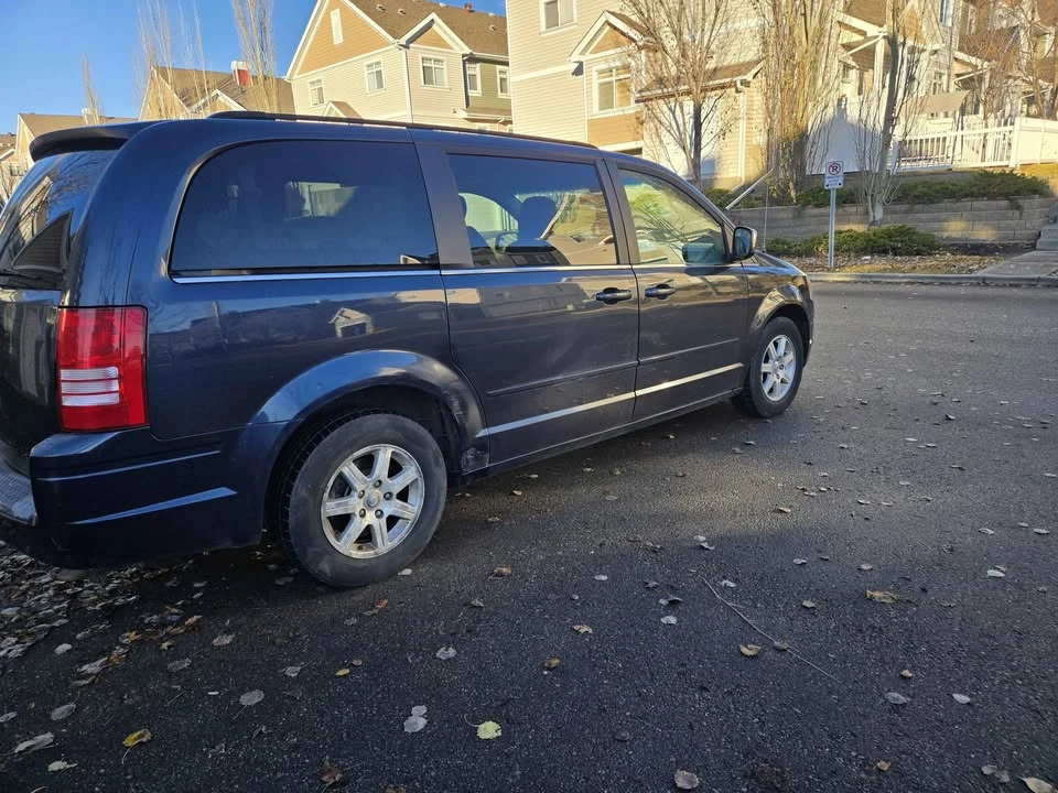 2009 Chrysler Town & Country - Image 4 of 12