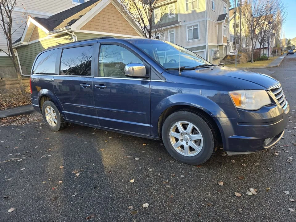 2009 Chrysler Town & Country - Image 2 of 12